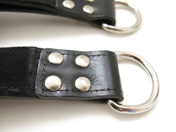 set-leather-suspension-cuffs-black-close-up-hooks