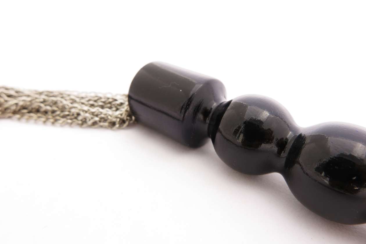 steel-chain-tail-flogger-wooden-handle-close-up-handle